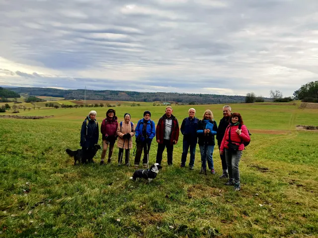 Die Wanderer sind aus der verwunschenen Heckenlandschaft wieder auf freiem Feld gelandet.  Von dort blickt man bis zum Schwarzwald.   | Foto: sigischlottke