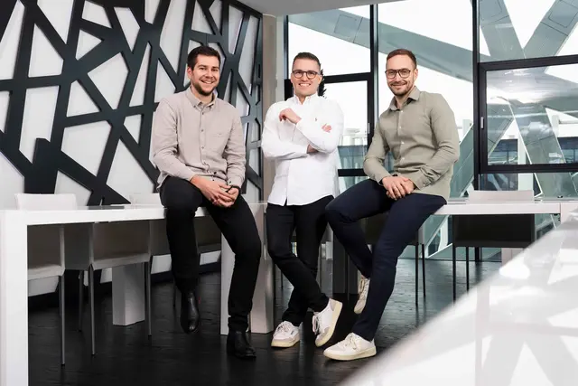 Bild: von links: Dominik Bär, GF VolkertGSR GmbH, Patrick Bezner und Kevin Ernst, beide GF der Hertner GmbH  | Foto: Quelle: privat