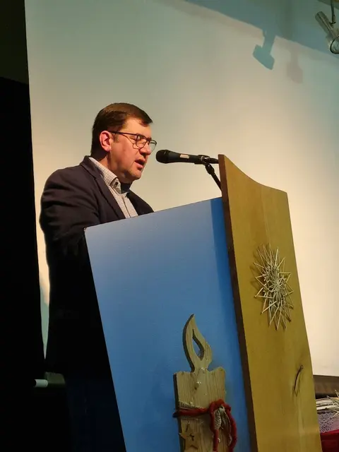 Bei der Adventsfeier der Apis in Brackenheim wies Gemeinschaftspastor Jochen Baral dankbar auf Gottes Führung hin und freute sich über den mutigen Aufbruch, 2026 offiziell eine Gemeinschaftsgemeinde innerhalb der Ev. Landeskirche Württemberg zu gründen. | Foto: Eva Baral