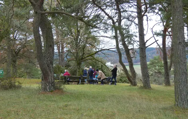 Unsere erste Vesperpause inmitten dieser schönen Landschaft. Zwischen den Bäumen gibt's tolle Ausblicke und am Vesperplatz sind Rauchzeichen zu sehen.  | Foto: sigischlottke