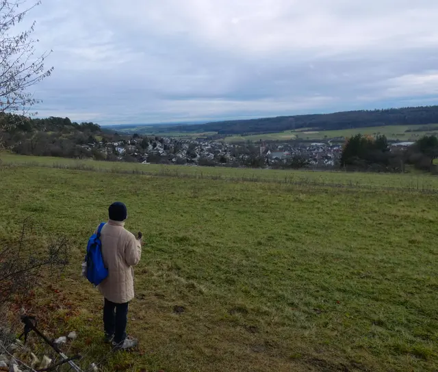 Waltraud genießt in Ruhe den weiten Ausblick bis zum Schwarzwald.  | Foto: sigischlottke