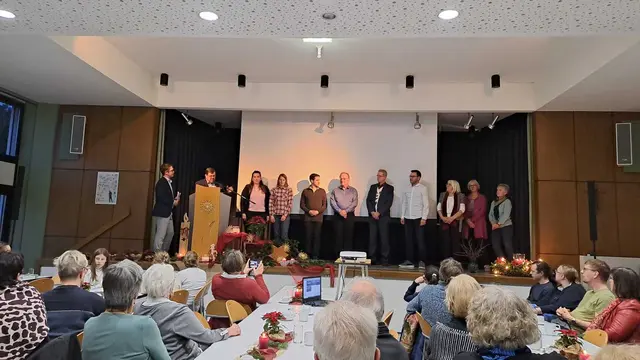 Gemeinschaftspastor Jochen Baral von den Apis Brackenheim bedankte sich an der Adventsfeier bei den verantwortlichen Mitarbeitern für ihren Einsatz und ihren so wertvollen Dienst.  | Foto: Claus Deppert