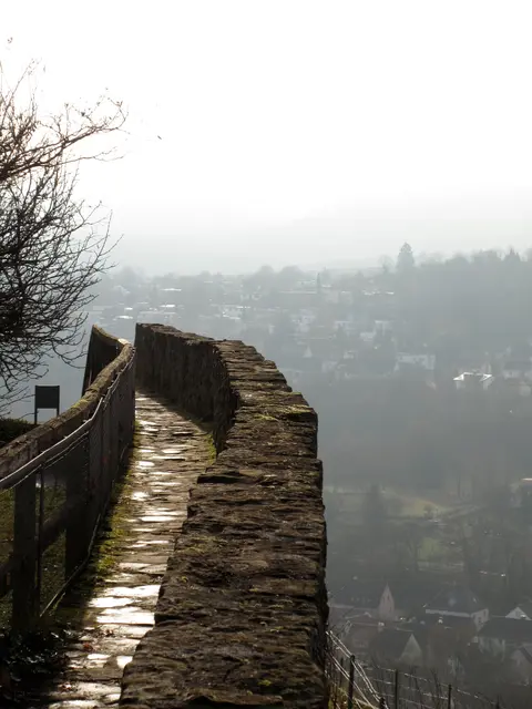 Mauer ins Nichts - Die ehemalige Ringmauer bietet einen besonderen Ausblick auf die Stadt | Foto: WandernGabyErich
