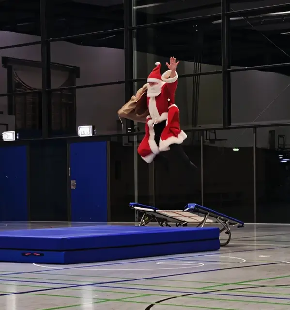 Sportlich kam der Nikolaus in die Hardwaldhalle gesprungen. | Foto: tve