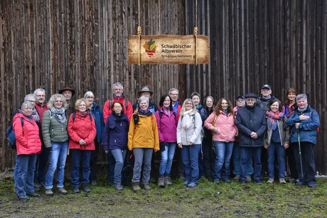 Die stilvollen Wanderer und Wanderinnen des Schwäbischen Albvereins Weinsberg beim Gruppenbild. | Foto: Michael Harmsen
