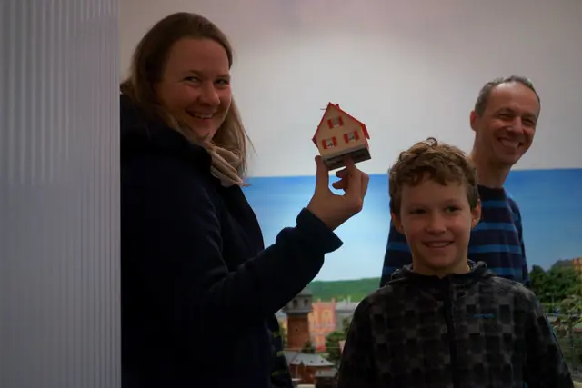 Ganz wichtig: Nur unten anfassen! Wegen der Fingerabdrücke  :-) | Foto: ECH - Helmut Epp