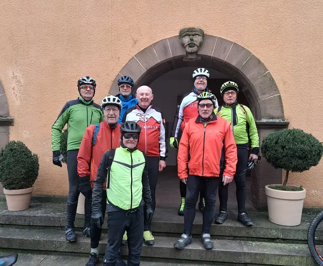 Radsportler vom SV Leingarten auf der Rathaustreppe von Cleebronn. | Foto: Urheberbild von Willi Frasch