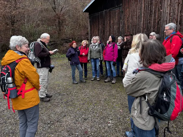 Der Wanderführer als Vorleser. | Foto: Michael Harmsen