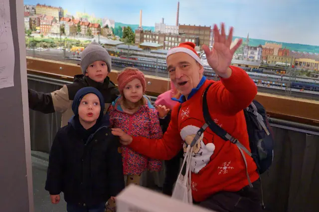 Opa "Madda" beim Besuch mit Kinder und Kindeskinder bei der Suche nach "Irmi das Schaf" bei uns im Eisenbahnclub! | Foto: ECH - Helmut Epp