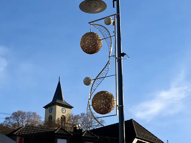 Weihnachtsschmuck in den Straßen, der nachts leuchtet, | Foto: ED
