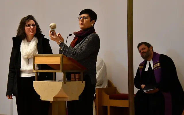 Von links: Sonja Burk-Schollenberger (Vertretung Koordinatorin), Maren Hettler-Wiedemann (Koordinatorin), Pfarrer Ralf Rohrbach-Koop | Foto: Jutta Koster