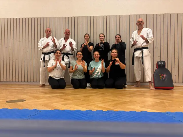 Die Karatekas vom Karateverein Eppingen (v.l.: Alfred Keller, Steffen Kuhn und Jens Haar (ganz rechts)) mit der Showtanzgruppe der Carneval Gesellschaft Kirchardt nach dem Selbstverteidigungstraining | Foto: Karateverein Eppingen