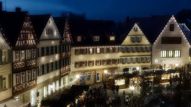 Sterne strahlen an den Hauswänden / Marktplatz Öhringen / Weihnachtsmarkt | Foto: Moni Bordt