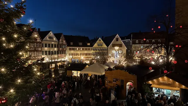 Blick vom Rathaus über den Öhringen Weihnachtsmarkt | Foto: Moni Bordt