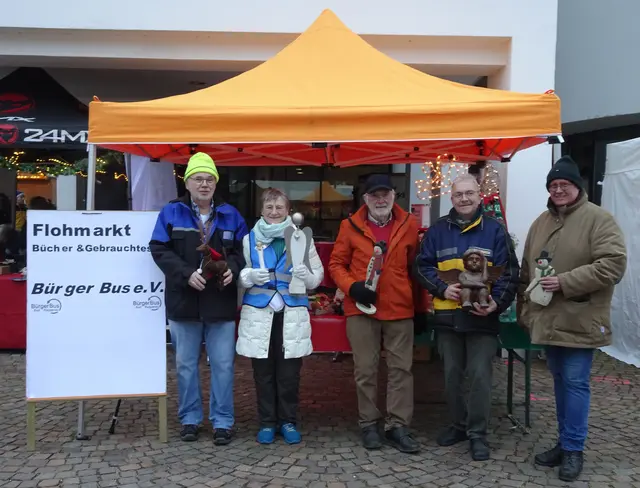 Die Helfer vom Bürgerbusverein nach dem Aufbau, 
von links: Rolf und Bruni Wachno, Hermann Bing, Klaus Ries-Müller und Axel Jänichen 
 | Foto: Klaus Ries-Müller