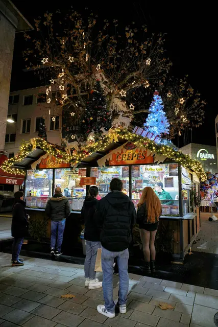 Stand mit Sternen in den Bäumen | Foto: Ulrich Seidel