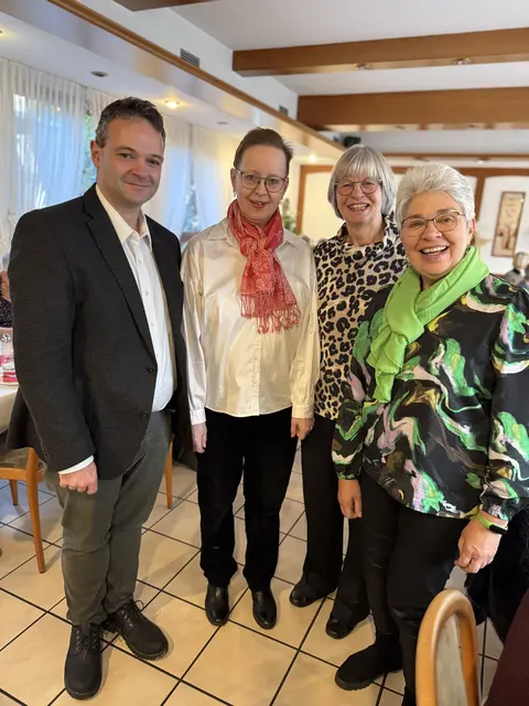 Prof. de Gregorio, SLK Klinikum Heilbronn mit Birgit Isenmann, Eva-Maria Dannbacher-Frei und Barbara Lang, Leitungsteam der FSH Gruppe | Foto: Lina Bondarieva