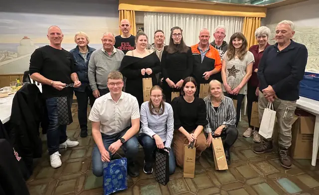 Für ihr Engagement im Vorstand bzw. als Trainer wurden folgende Karatekas mit einem Geschenk belohnt: (hinten v.l.) Matthias Schäfer, Angelika Autenrieth, Hartmut Sauer, Jens Haar, Emely Borneck, Oliver Spörle, Marie-Luise Häcker, Steffen Kuhn, Roland Heil, Elke Rannalter, Sylvia Häcker, Jürgen Antritter und vorne (v.l.) Patrick Pruschwitz, Alisa Bregler, Antje Schäfer und Ulrike Janoschek | Foto: Karateverein Eppingen