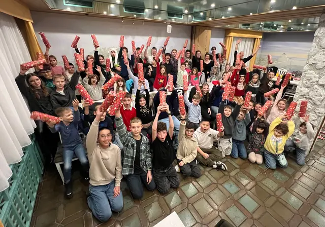Jubelnde Kinder nach der Geschenküberreichung bei der Jahresabschlussfeier des Karatevereins Eppingen in der Gaststätte "El Greco" | Foto: Karateverein Eppingen