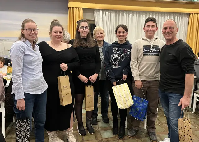 Geschenke für die Kinder- und Jugendtrainer: (v.l.) Alisa Bregler, Emely Borneck, Marie-Luise Häcker, Jugendwartin Angelika Autenrieth, Helen Heil, Max Schlatter und Dojoleiter Matthias Schäfer
 | Foto: Karateverein Eppingen