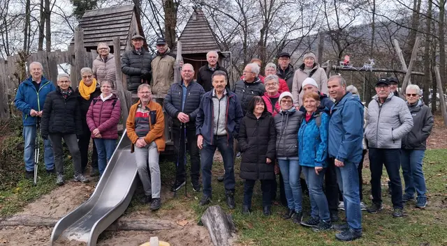 30 Teilnehmerinnen und Teilnehmer waren bei der adventlichen Seniorenwanderung des Schwäbischen Albvereins, Ortsgruppe Untersteinbach in Untersteinbach dabei. | Foto: Schwäbischer Albverein, Ortsgruppe Untersteinbach / Dietmar Binder