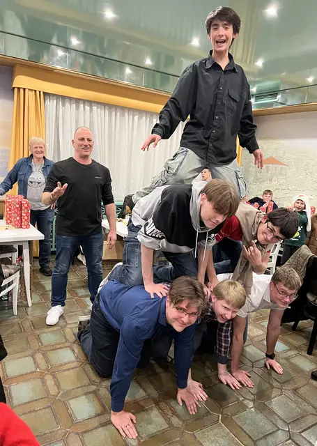 Die jugendlichen Karatekas verdienen sich ihr Geschenk mit einer artistischen Pyramide | Foto: Karateverein Eppingen