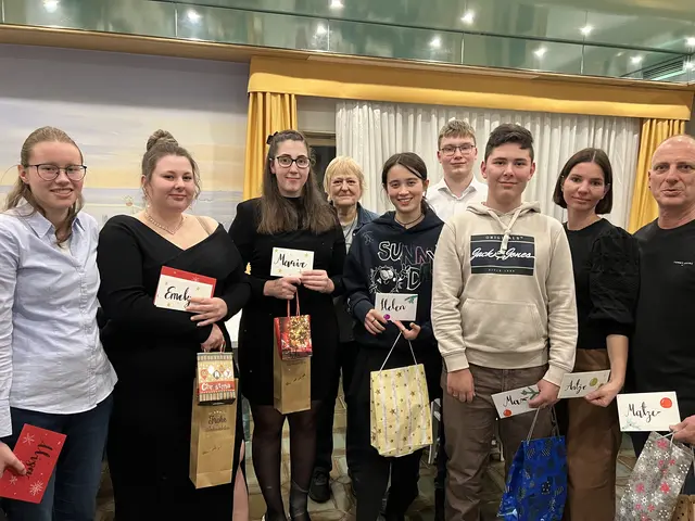 Geschenke für die Kinder- und Jugendtrainer: (v.l.) Alisa Bregler, Emely Borneck, Marie-Luise Häcker, Jugendwartin Angelika Autenrieth, Helen Heil, Patrick Pruschwitz, Max Schlatter, Antje Schäfer und Dojoleiter Matthias Schäfer | Foto: Karateverein Eppingen