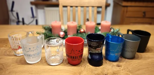 Eine beachtliche Sammlung an Tassen aus Bad Wimpfen zeigt Heimatreporterin Chrissy Bach.  | Foto: Chrissy Bach