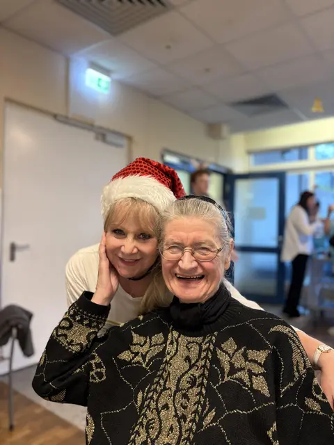 Bewohnerin bei der Weihnachtsfeier | Foto: Alpenland Haus der Betreuung und Pflege