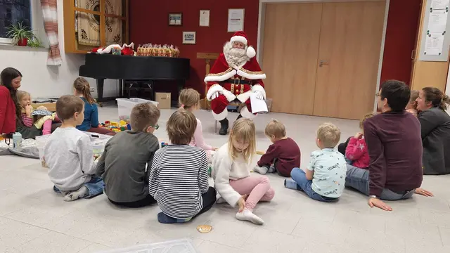 Gespannt lauschen Klein und Groß dem Nikolaus. | Foto: Privat