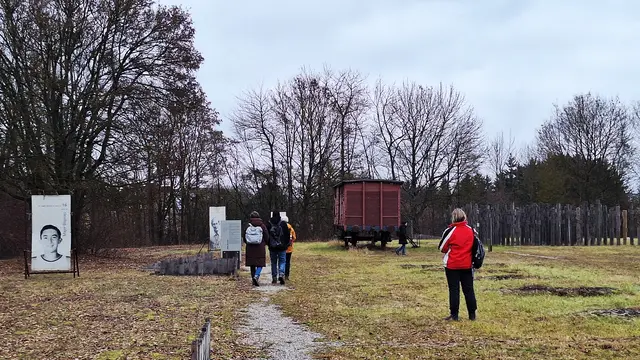 Die Stehlen im Hintergrund stehen mit Gedenktafeln für die Menschen die hier ums Leben gekommen sind.
 | Foto: Albverein Weinsberg
