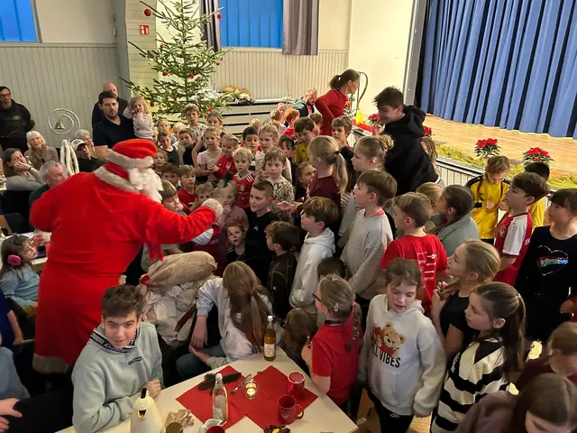 Der Nikoalus verteilt fleißig Geschenke an alle Kinder im Saal. | Foto: privat