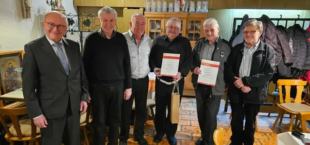 V.l. Präsident Herbert Münkel, Dirigent Werner Baur, 1. Vors. Gerhard Klimmer,
Hans-Werner Egger 60 Jahre, Herbert Nonnenmacher, 2. Vors. Norbert Banschbach | Foto: Privat