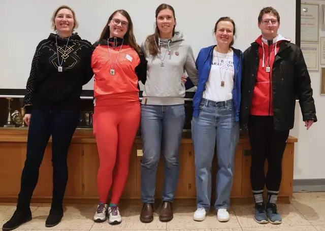 So sehen Siegerinnen aus: Linda Häfner (2.v.l.) vom Lauffener Ruderclub mit ihren Kolleginnen aus Karlsruhe nach dem Erfolg beim Nikolaus-Vierer.  | Foto: Christoph Häfner