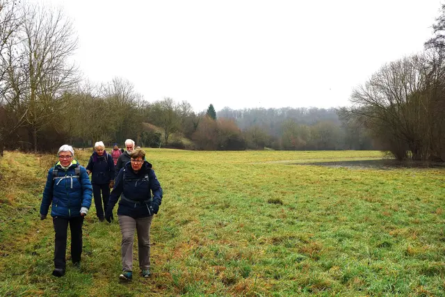 Entlang des idyllischen Rotbaches, der wegen des vielen Regens aus dem Ufer getreten ist. | Foto: Isolde Reitz