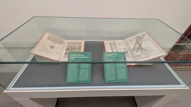 Zwei Fachbücher zur Rechtswissenschaft. Die Folter zur Erzwingung von Geständnissen wird im Buch von 1589 beschrieben, aber auch noch in der Constitutio Criminalis Theresiana von 1769 war sie als traditionelles Mittel zur Wahrheitsfindung anerkannt.  | Foto: Eigene Aufnahme