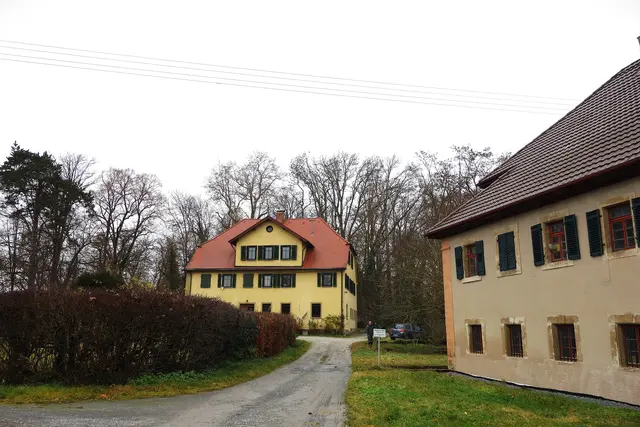 Das ehemalige Pfarrhaus, rechts das alte Mühlengebäude | Foto: Isolde Reitz