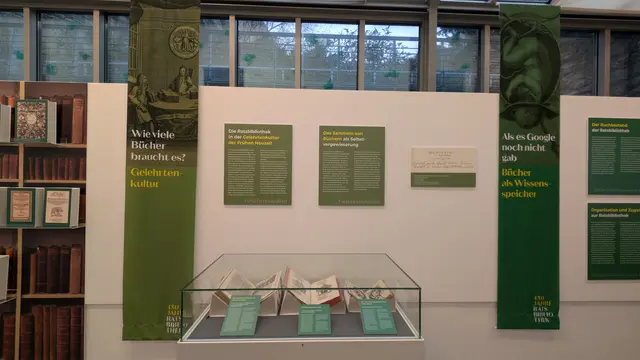 Im 3. Schaukasten sind drei sehr unterschiedliche Werke aus Amsterdam (1670), Frankfurt am Main (1584), Berlin-Cölln (1708) | Foto: Eigene Aufnahme