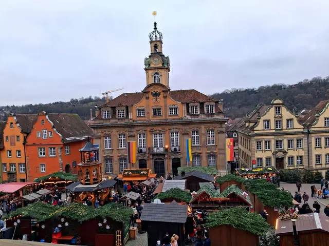 Rathaus am Markt in Schwäbisch Hall mit dem Buden des Weihnachtsmarkt | Foto: Albverein Weinsberg