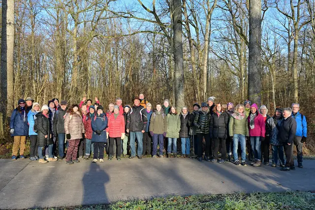 Zählt man den Schatten des Fotografen mit, haben sich 37 Wanderer und Wanderinnen zum Gruppenbild versammelt.Gut verpackt und bei prächtigstem Wanderwetter. | Foto: Michael Harmsen