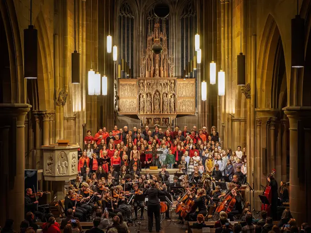 Weihnachtskonzert des Theodor-Heuss-Gymnasiums in der Kilianskirche: Beim finalen „O du fröhliche“ waren sämtliche Ensembles auf der Bühne vertreten. | Foto: THG
