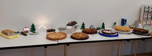 Das verführererische Tortenbuffet - noch ohne die köstlichen Sahnekreationen, die noch im Kühlschrank lagern. | Foto: Foto privat