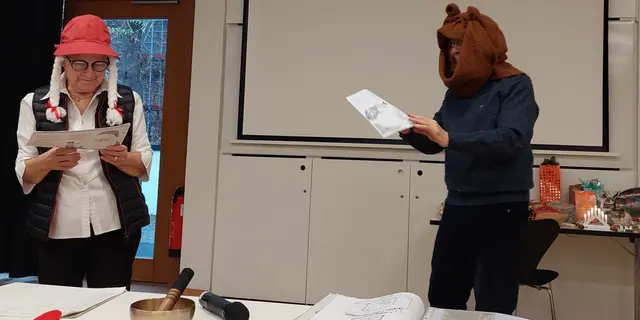 Die Puppe Annabelle und der Bär Stanislaus sind allein im Schaufenster des Spielzeuggeschäfts zurückgeblieben- Oh, Jammer ! | Foto: Foto privat
