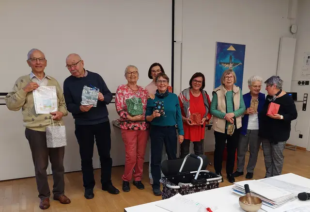 Die Wanderführer des Kneipp-Vereins (2 fehlten) freuen sich sehr über die Anerkennung ihres Einsatzes mit einem kleinen Geschenk. Karl Kreiser geht in den Wanderführer-Ruhestand und erhielt eine lustige Dankes-Urkunde. | Foto: Foto privat