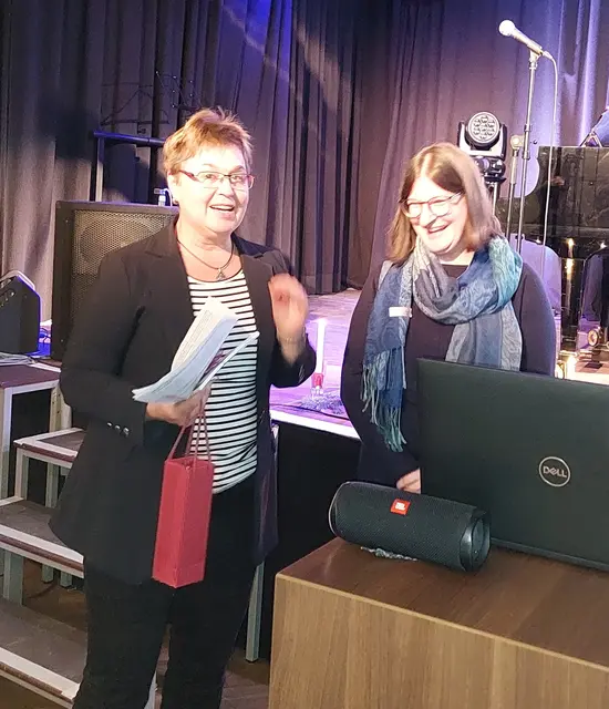 Frau Elke Heininger bedankt isch bei Frau Sünder für den sehr interessanten Vortrag | Foto: Eigenes Bildmaterial