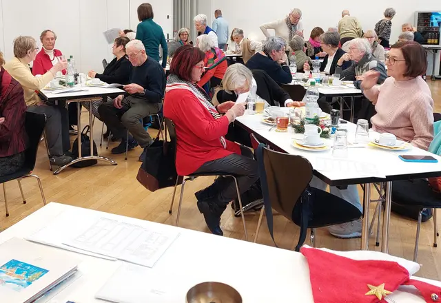 Neuigkeiten werden ausgetauscht und auch an den anderen Tischen vorbeigeschaut. | Foto: Foto privat