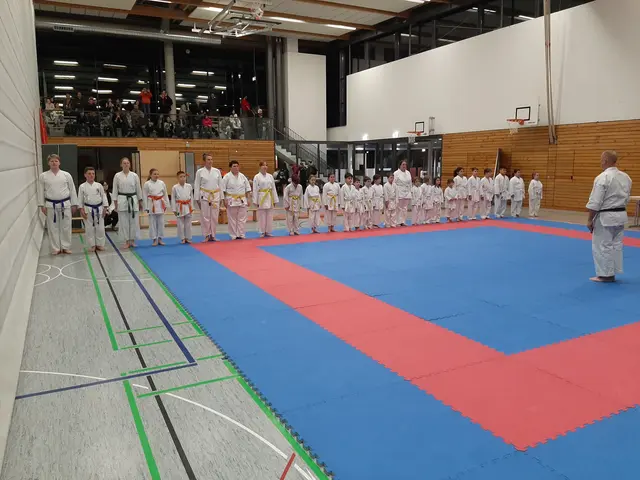 Die ersten Prüflinge beim Angruß mit Prüfer Matthias Schäfer vor der gut besetzten Zuschauertribüne | Foto: Karateverein Eppingen