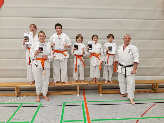 Die neuen Orangegurte mit Prüfer Matthias Schäfer (ganz rechts) | Foto: Karateverein Eppingen