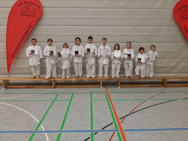 Die Weißgurte präsentieren nach ihrer ersten Gürtelprüfung stolz ihre Urkunden | Foto: Karateverein Eppingen