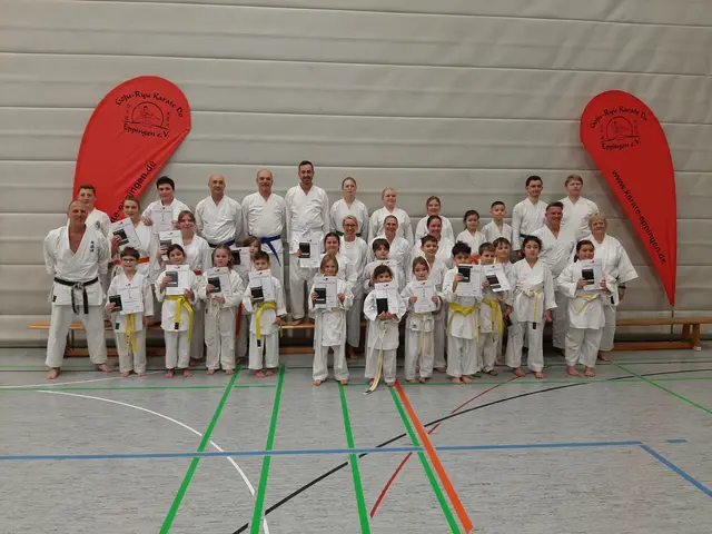 Prüfer Matthias Schäfer (ganz links) mit Unterstützerin Angelika Autenrieth (ganz rechts) und den Prüflingen, von denen einige bereits ihre Urkunden nach erfolgreicher Prüfung präsentieren können | Foto: Karateverein Eppingen